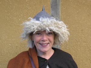 Anne Cool, fantasiemuts Mongoliëstijl, grijs vilt met wit schapenbont.